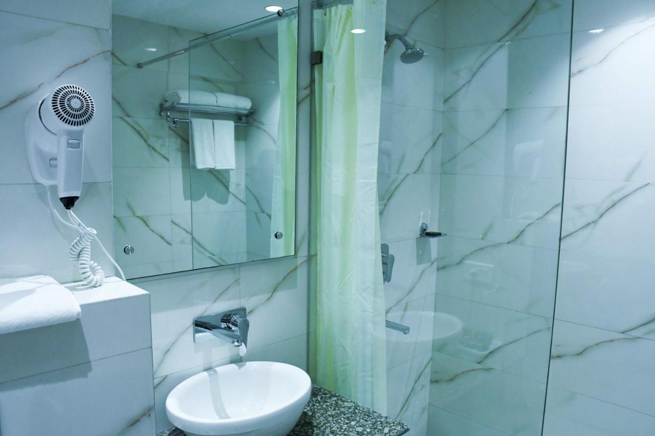 Lynq Aero Otel Kalküta Dış mekan fotoğraf