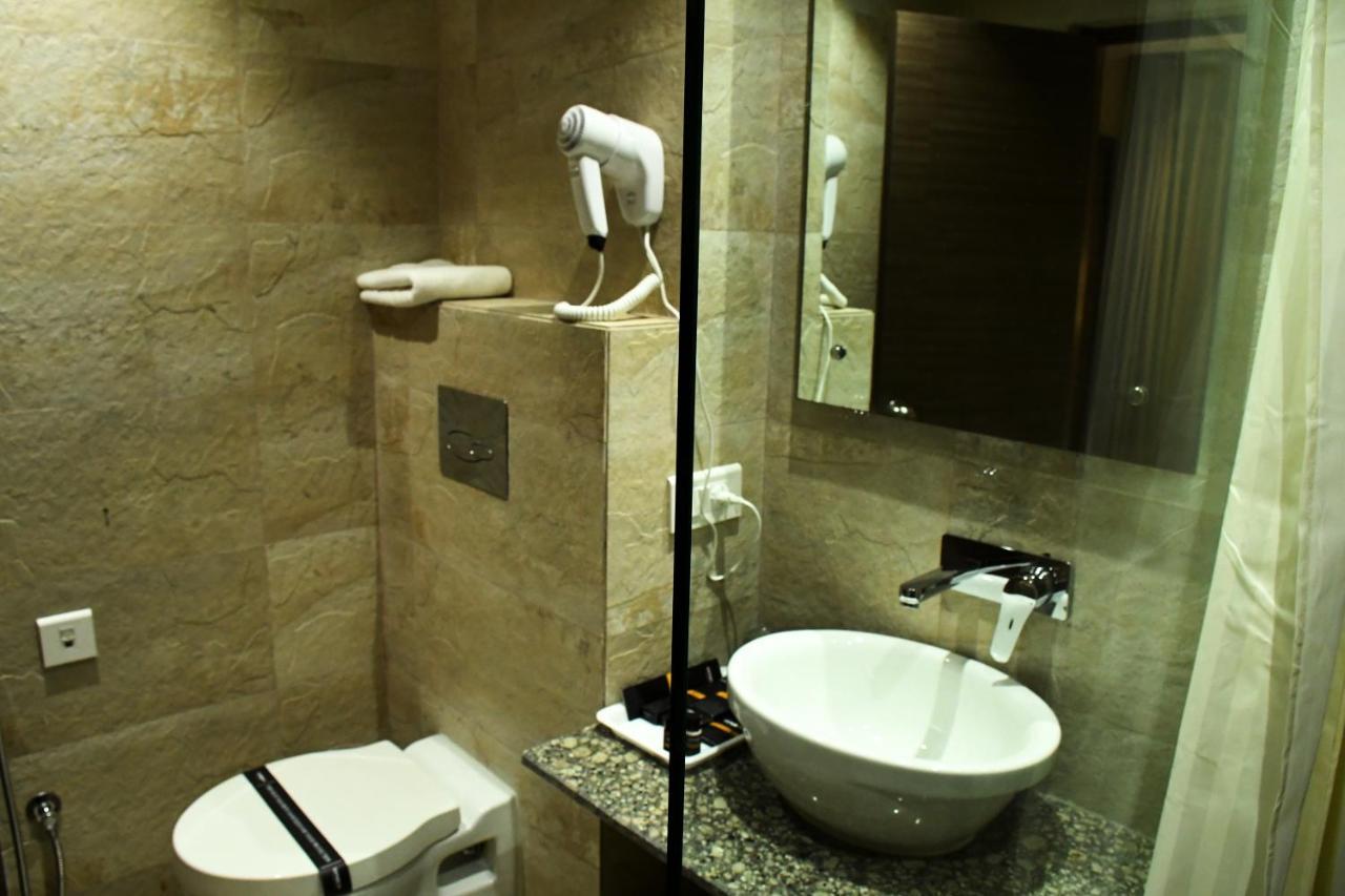 Lynq Aero Otel Kalküta Dış mekan fotoğraf